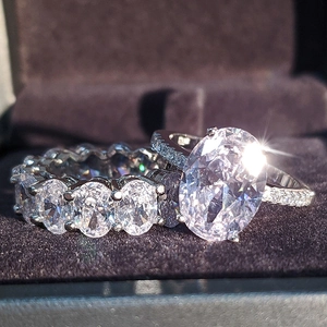 Exquisites Silberring-Set mit oval geschliffenem Solitärstein und passendem Band