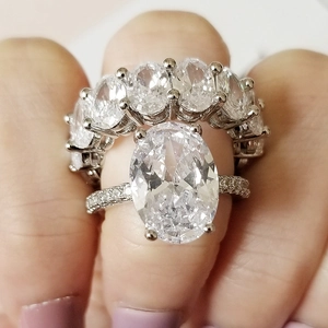 Exquisites Ring-Set mit oval geschliffenem Zirkonia, Pavé-Band und Fünf-Stein-Design