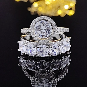 Set di anelli halo in zirconia cubica argentata con riflesso su sfondo nero elegante