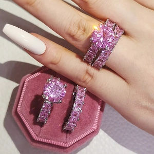 Elegante zilveren roze edelsteen ringen set met ronde hoofdsteen en pavéband in doosje