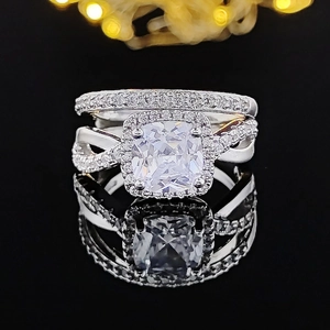 Lussuoso set di anelli da sposa in argento con pietra taglio cushion e pavé di diamanti