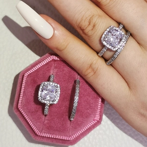 Dettaglio del set di anelli con diamante taglio cushion in astuccio di velluto rosa