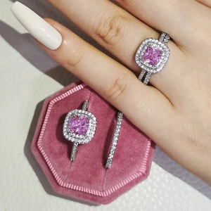 Lujoso conjunto de anillos con cristal rosa cuadrado y pavé de piedras finas