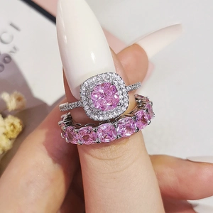 Conjunto de anillos de lujo en plata con piedra rosa corte cojín y banda de pavé