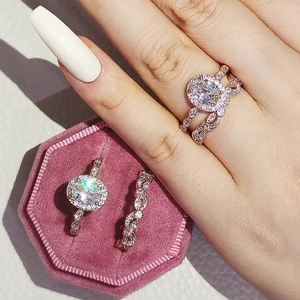 Detailweergave van de roségouden stapelringset met ovale steen in een fluwelen doosje