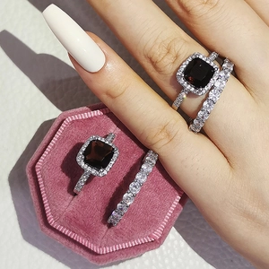 Set di anelli alla moda con gemma quadrata scura e fedina eternity in argento