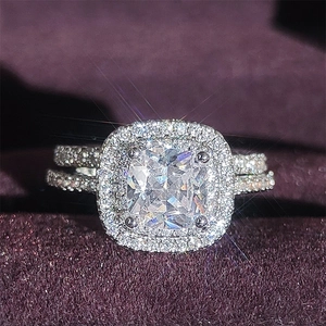 Elegante Juego de Anillos de Compromiso de Cobre con Strass para Mujer Halo Corte de Cojín Cuadrado Joyería de Moda
