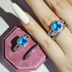Set di gioielli alla moda con pietre blu taglio cushion e fasce di diamanti pavé