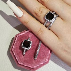 Set de anillos halo cuadrado con gema marrón oscuro lucido en mano con estuche