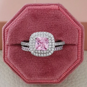 Exquisito juego de dos anillos de plata con gema rosa cuadrada en caja de terciopelo