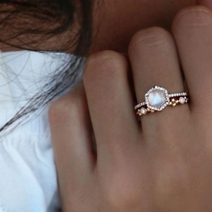 Vergulde stapelbare ringenset met zeshoekige maansteen en pavézetting voor verloving
