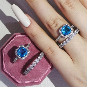 Set di anelli in argento con zircone blu quadrato e fascia di diamanti pavé