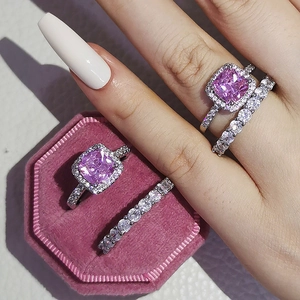 Set di anelli d'argento con zircone rosa quadrato e fede di diamanti in scatola rosa