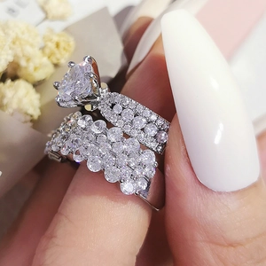 Lujoso conjunto de anillos de 6 garras con bandas de circonitas en acabado plata