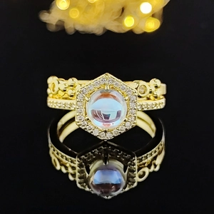 Vintage vergulde maansteen ring met zeshoekige zetting en diamanten op een zwarte achtergrond