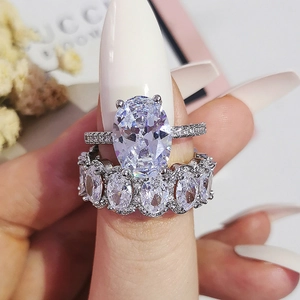 Vista macro de un conjunto de anillos de plata con grandes piedras de circonita ovaladas