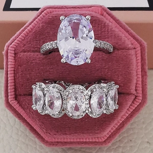 Set de anillos de plata con diamante ovalado y pavé en estuche de terciopelo rosa
