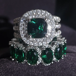 Vue macro d'un ensemble de bagues de luxe avec pierre verte et diamants brillants
