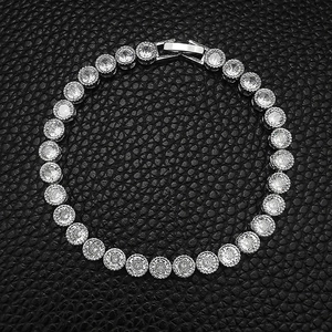 Pulsera tenis clásica de plata con circonitas redondas sobre fondo de cuero negro