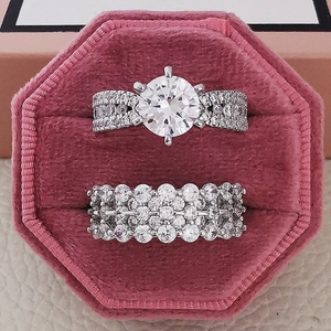 Set de anillos de lujo de circonia con seis garras en joyero de terciopelo rosa