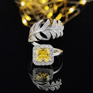 Anello regolabile in argento con gemma gialla quadrata e dettaglio piuma brillante
