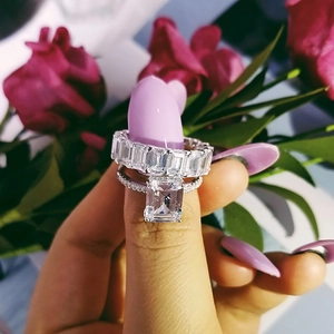 Emerald geslepen verlovingsring set met accentstenen aan de hand van het model