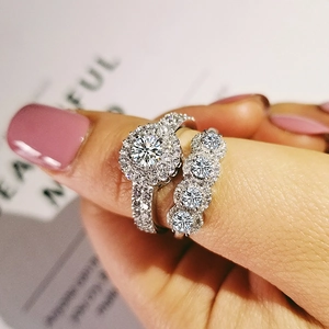 Elegante conjunto de anillos de plata y moissanita usados por una modelo