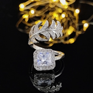 Anello regolabile a piuma in argento con cristallo quadrato su sfondo nero lucido