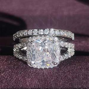 Lussuosi Anelli Coordinati con Zirconia Cubica Taglio a Cuscino Halo Fidanzamento Matrimonio Anelli per Donna