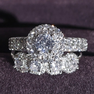 Vista macro de set de anillos de plata con diamantes pavé en caja de terciopelo morada