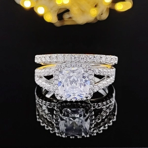 Set di anelli con taglio a cuscino e design halo con doppie fasce pavimentate di diamanti lucidi