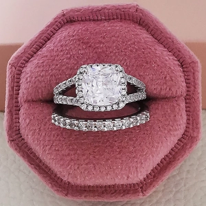 Set di anelli halo taglio cushion in una scatola di velluto rosa con diamanti brillanti