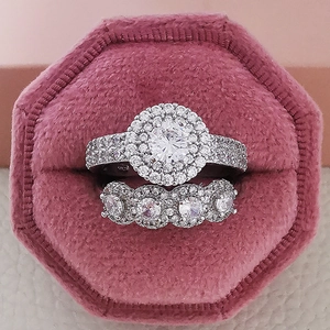 Elegante conjunto de anillos de boda en oro blanco con diamantes pavé en estuche de lujo