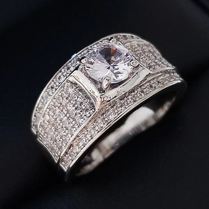Anello da uomo lussuoso in argento con grande pietra centrale rotonda e pavé di zirconi