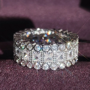 Bague large de luxe plaquée argent avec plusieurs rangées de zircons sertis en micro-pavé