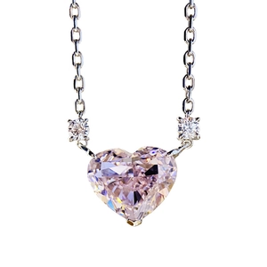 Elegante silberne Herzkette mit facettiertem rosa Edelstein und klaren Steinen