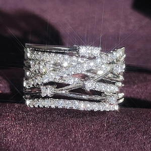 Bague large entrecroisée sertie de zircons cubiques avec finition argentée pour femme