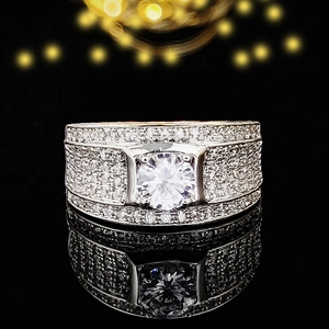 Anello da uomo largo e lussuoso in argento con pavé di diamanti e pietra centrale brillante