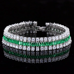 Luxuriöses dreireihiges Armband mit smaragdgrünen Kristallen und weißen runden Zirkonia