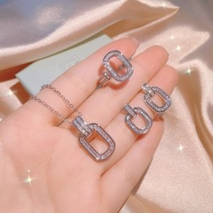 Luxuriöses geometrisches Schmuckset mit Halskette, Ring und Ohrringen auf Seide