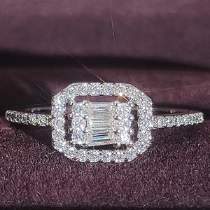 Bague élégante en argent pour femme avec halo de zircons rectangulaire et pavé sur le côté
