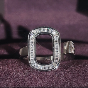 Eleganter silberner Bypass-Ring mit Baguette-Zirkonia auf lila Samt-Display präsentiert