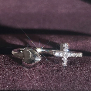 Bague ouverte ajustable en argent avec cœur en zircon scintillant et croix