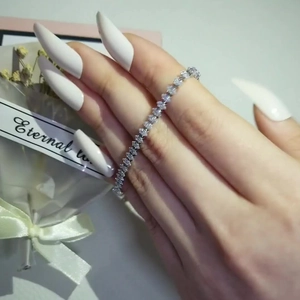 Elegantes Silberarmband mit Kristallen im Marquise-Schliff für einen luxuriösen Look
