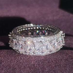 Bague luxueuse couleur argent avec pavé complet de zircons cubiques baguettes et ronds