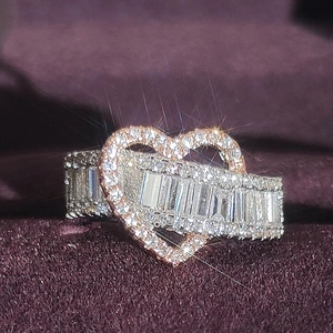Bague coeur bicolore élégante avec diamants baguette sur fond en velours violet