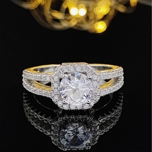 Anillo de lujo estilo cubo de hielo con piedra redonda y banda dorada de doble hilera