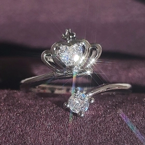 Anillo de corona ajustable de plata con circonita de corazón en caja de terciopelo