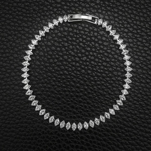 Damen Tennisarmband mit silbernen Marquise-Zirkonia und sicherem Klappverschluss