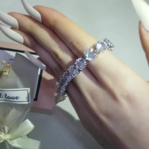 Elegante zilveren y2k-armband met ronde kristallen gepresenteerd in een cadeauverpakking